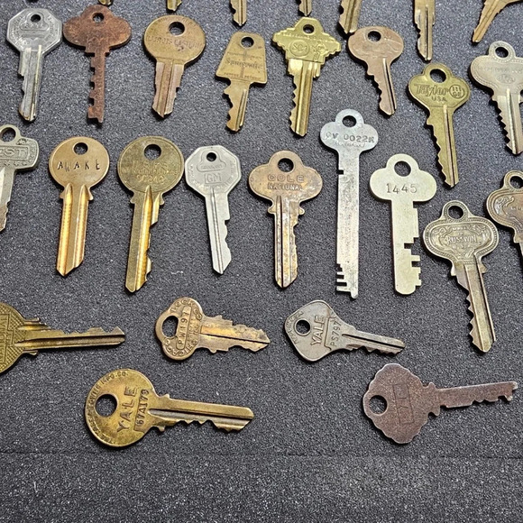 Lot Of 30 Vintage Keys Different Size Brand Color And Metals - Picture 5 of 7